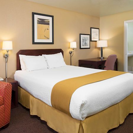 Days Inn By Wyndham Pinole Berkeley Dış mekan fotoğraf