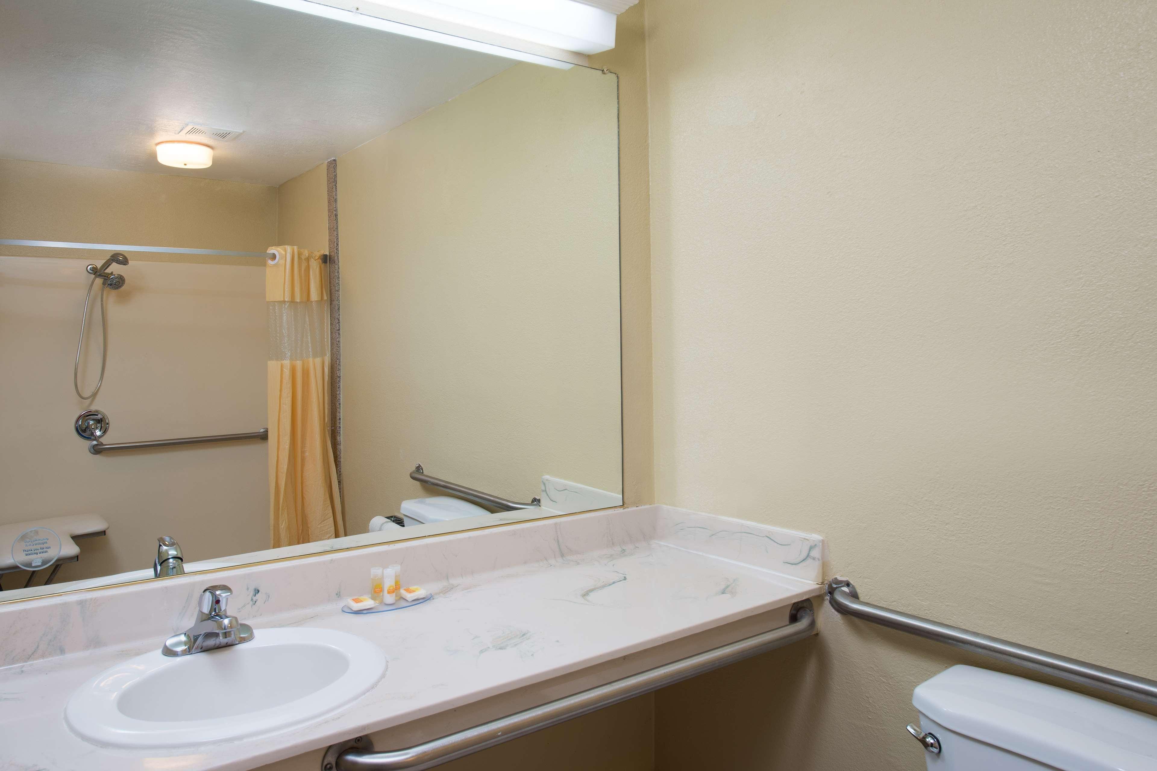 Days Inn By Wyndham Pinole Berkeley Dış mekan fotoğraf